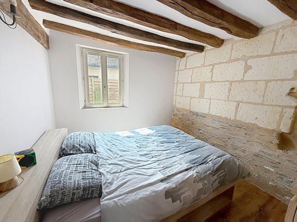 Maison rénovée dans le bourg de Beaufort En Anjou avec une chambre et une salle de douche de plain pied