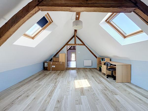 Maison rénovée dans le bourg de Beaufort En Anjou avec une chambre et une salle de douche de plain pied