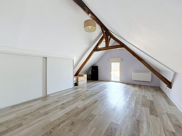 Maison rénovée dans le bourg de Beaufort En Anjou avec une chambre et une salle de douche de plain pied