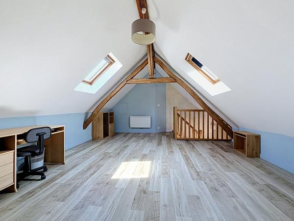 Maison rénovée dans le bourg de Beaufort En Anjou avec une chambre et une salle de douche de plain pied