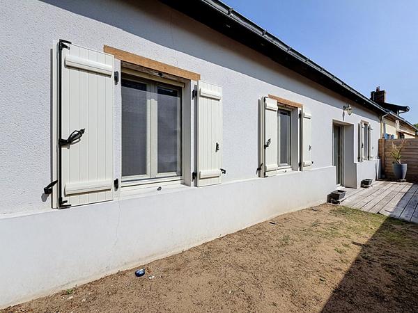 Maison rénovée dans le bourg de Beaufort En Anjou avec une chambre et une salle de douche de plain pied