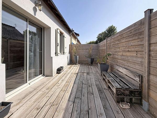 Maison rénovée dans le bourg de Beaufort En Anjou avec une chambre et une salle de douche de plain pied