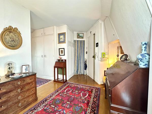 Studio à rénover au dernier étage - triple exposition - ascenseur - plein coeur Paris 09