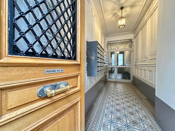 Studio à rénover au dernier étage - triple exposition - ascenseur - plein coeur Paris 09