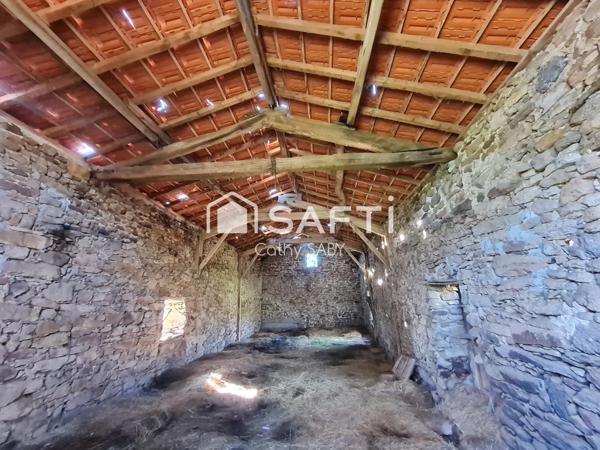 Grange rustique à l'orée d'un bois