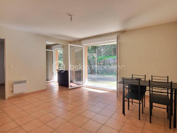 Appartement au calme, dans l’excellent quartier situé derrière la voie Domitienne de Béziers, à proximité des grandes surfaces, des commerces et des lignes de bus pour le centre-ville.

Très bel appartement de type 3 (2 chambres), comprenant 55 m² habitable dans une résidence réputée pour son calme et sa qualité de vie sur Béziers, comprenant une place de parking privée et sécurisée au sein de la résidence et un charmant jardin privatif au calme et sans vis-à-vis de 64 m² !

Fonctionnel et bien pensé, cet appartement de 55 m² propose un espace de vie bien orienté (sud - sud-ouest) de 28 m² avec cuisine équipée et petit cellier, le tout donnant directement sur le jardin et la terrasse par deux portes-fenêtres. Deux chambres sont desservies par un dégagement et possèdent une vue vers un jardin sans vis à vis, ainsi qu’un WC indépendant et une salle de bains avec baignoire et meuble vasque.

Appartement idéal pour une première acquisition ou une personne qui souhaite vivre sereinement dans une résidence arborée et bien entretenue, dans un excellent quartier de Béziers.
Miguel Bracq votre partenaire immo depuis 2001.