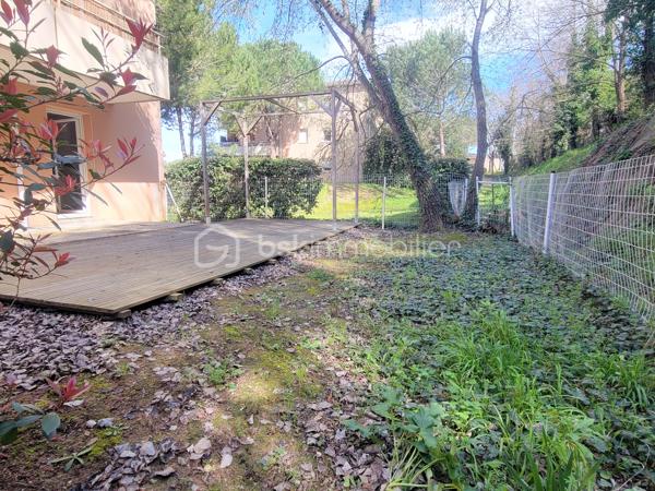 Appartement au calme, dans l’excellent quartier situé derrière la voie Domitienne de Béziers, à proximité des grandes surfaces, des commerces et des lignes de bus pour le centre-ville.

Très bel appartement de type 3 (2 chambres), comprenant 55 m² habitable dans une résidence réputée pour son calme et sa qualité de vie sur Béziers, comprenant une place de parking privée et sécurisée au sein de la résidence et un charmant jardin privatif au calme et sans vis-à-vis de 64 m² !

Fonctionnel et bien pensé, cet appartement de 55 m² propose un espace de vie bien orienté (sud - sud-ouest) de 28 m² avec cuisine équipée et petit cellier, le tout donnant directement sur le jardin et la terrasse par deux portes-fenêtres. Deux chambres sont desservies par un dégagement et possèdent une vue vers un jardin sans vis à vis, ainsi qu’un WC indépendant et une salle de bains avec baignoire et meuble vasque.

Appartement idéal pour une première acquisition ou une personne qui souhaite vivre sereinement dans une résidence arborée et bien entretenue, dans un excellent quartier de Béziers.
Miguel Bracq votre partenaire immo depuis 2001.