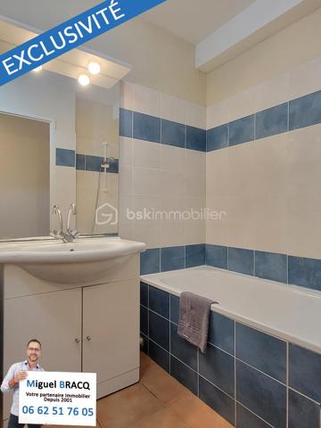 Appartement au calme, dans l’excellent quartier situé derrière la voie Domitienne de Béziers, à proximité des grandes surfaces, des commerces et des lignes de bus pour le centre-ville.

Très bel appartement de type 3 (2 chambres), comprenant 55 m² habitable dans une résidence réputée pour son calme et sa qualité de vie sur Béziers, comprenant une place de parking privée et sécurisée au sein de la résidence et un charmant jardin privatif au calme et sans vis-à-vis de 64 m² !

Fonctionnel et bien pensé, cet appartement de 55 m² propose un espace de vie bien orienté (sud - sud-ouest) de 28 m² avec cuisine équipée et petit cellier, le tout donnant directement sur le jardin et la terrasse par deux portes-fenêtres. Deux chambres sont desservies par un dégagement et possèdent une vue vers un jardin sans vis à vis, ainsi qu’un WC indépendant et une salle de bains avec baignoire et meuble vasque.

Appartement idéal pour une première acquisition ou une personne qui souhaite vivre sereinement dans une résidence arborée et bien entretenue, dans un excellent quartier de Béziers.
Miguel Bracq votre partenaire immo depuis 2001.