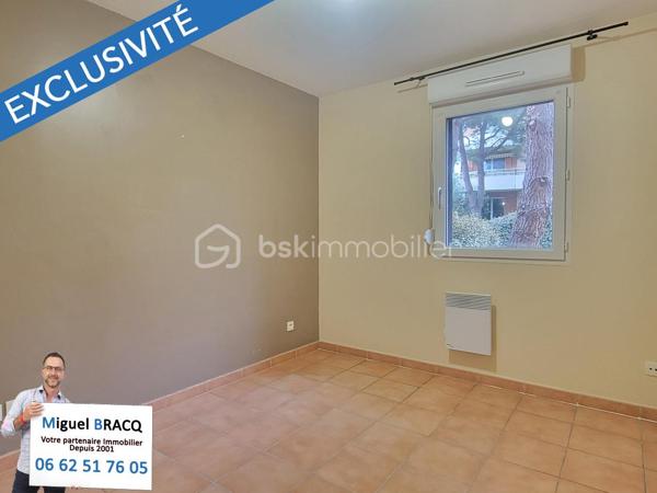 Appartement au calme, dans l’excellent quartier situé derrière la voie Domitienne de Béziers, à proximité des grandes surfaces, des commerces et des lignes de bus pour le centre-ville.

Très bel appartement de type 3 (2 chambres), comprenant 55 m² habitable dans une résidence réputée pour son calme et sa qualité de vie sur Béziers, comprenant une place de parking privée et sécurisée au sein de la résidence et un charmant jardin privatif au calme et sans vis-à-vis de 64 m² !

Fonctionnel et bien pensé, cet appartement de 55 m² propose un espace de vie bien orienté (sud - sud-ouest) de 28 m² avec cuisine équipée et petit cellier, le tout donnant directement sur le jardin et la terrasse par deux portes-fenêtres. Deux chambres sont desservies par un dégagement et possèdent une vue vers un jardin sans vis à vis, ainsi qu’un WC indépendant et une salle de bains avec baignoire et meuble vasque.

Appartement idéal pour une première acquisition ou une personne qui souhaite vivre sereinement dans une résidence arborée et bien entretenue, dans un excellent quartier de Béziers.
Miguel Bracq votre partenaire immo depuis 2001.
