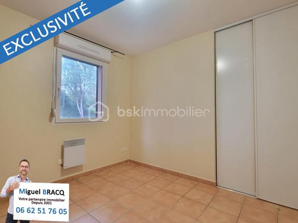 Appartement au calme, dans l’excellent quartier situé derrière la voie Domitienne de Béziers, à proximité des grandes surfaces, des commerces et des lignes de bus pour le centre-ville.

Très bel appartement de type 3 (2 chambres), comprenant 55 m² habitable dans une résidence réputée pour son calme et sa qualité de vie sur Béziers, comprenant une place de parking privée et sécurisée au sein de la résidence et un charmant jardin privatif au calme et sans vis-à-vis de 64 m² !

Fonctionnel et bien pensé, cet appartement de 55 m² propose un espace de vie bien orienté (sud - sud-ouest) de 28 m² avec cuisine équipée et petit cellier, le tout donnant directement sur le jardin et la terrasse par deux portes-fenêtres. Deux chambres sont desservies par un dégagement et possèdent une vue vers un jardin sans vis à vis, ainsi qu’un WC indépendant et une salle de bains avec baignoire et meuble vasque.

Appartement idéal pour une première acquisition ou une personne qui souhaite vivre sereinement dans une résidence arborée et bien entretenue, dans un excellent quartier de Béziers.
Miguel Bracq votre partenaire immo depuis 2001.