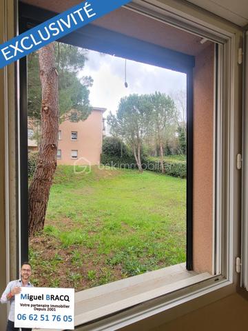 Appartement au calme, dans l’excellent quartier situé derrière la voie Domitienne de Béziers, à proximité des grandes surfaces, des commerces et des lignes de bus pour le centre-ville.

Très bel appartement de type 3 (2 chambres), comprenant 55 m² habitable dans une résidence réputée pour son calme et sa qualité de vie sur Béziers, comprenant une place de parking privée et sécurisée au sein de la résidence et un charmant jardin privatif au calme et sans vis-à-vis de 64 m² !

Fonctionnel et bien pensé, cet appartement de 55 m² propose un espace de vie bien orienté (sud - sud-ouest) de 28 m² avec cuisine équipée et petit cellier, le tout donnant directement sur le jardin et la terrasse par deux portes-fenêtres. Deux chambres sont desservies par un dégagement et possèdent une vue vers un jardin sans vis à vis, ainsi qu’un WC indépendant et une salle de bains avec baignoire et meuble vasque.

Appartement idéal pour une première acquisition ou une personne qui souhaite vivre sereinement dans une résidence arborée et bien entretenue, dans un excellent quartier de Béziers.
Miguel Bracq votre partenaire immo depuis 2001.