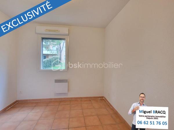 Appartement au calme, dans l’excellent quartier situé derrière la voie Domitienne de Béziers, à proximité des grandes surfaces, des commerces et des lignes de bus pour le centre-ville.

Très bel appartement de type 3 (2 chambres), comprenant 55 m² habitable dans une résidence réputée pour son calme et sa qualité de vie sur Béziers, comprenant une place de parking privée et sécurisée au sein de la résidence et un charmant jardin privatif au calme et sans vis-à-vis de 64 m² !

Fonctionnel et bien pensé, cet appartement de 55 m² propose un espace de vie bien orienté (sud - sud-ouest) de 28 m² avec cuisine équipée et petit cellier, le tout donnant directement sur le jardin et la terrasse par deux portes-fenêtres. Deux chambres sont desservies par un dégagement et possèdent une vue vers un jardin sans vis à vis, ainsi qu’un WC indépendant et une salle de bains avec baignoire et meuble vasque.

Appartement idéal pour une première acquisition ou une personne qui souhaite vivre sereinement dans une résidence arborée et bien entretenue, dans un excellent quartier de Béziers.
Miguel Bracq votre partenaire immo depuis 2001.