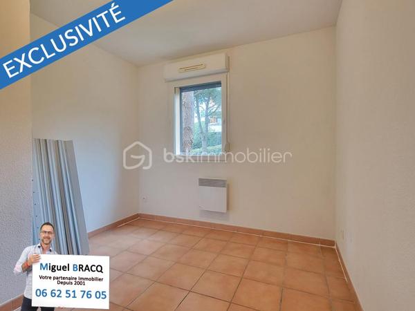 Appartement au calme, dans l’excellent quartier situé derrière la voie Domitienne de Béziers, à proximité des grandes surfaces, des commerces et des lignes de bus pour le centre-ville.

Très bel appartement de type 3 (2 chambres), comprenant 55 m² habitable dans une résidence réputée pour son calme et sa qualité de vie sur Béziers, comprenant une place de parking privée et sécurisée au sein de la résidence et un charmant jardin privatif au calme et sans vis-à-vis de 64 m² !

Fonctionnel et bien pensé, cet appartement de 55 m² propose un espace de vie bien orienté (sud - sud-ouest) de 28 m² avec cuisine équipée et petit cellier, le tout donnant directement sur le jardin et la terrasse par deux portes-fenêtres. Deux chambres sont desservies par un dégagement et possèdent une vue vers un jardin sans vis à vis, ainsi qu’un WC indépendant et une salle de bains avec baignoire et meuble vasque.

Appartement idéal pour une première acquisition ou une personne qui souhaite vivre sereinement dans une résidence arborée et bien entretenue, dans un excellent quartier de Béziers.
Miguel Bracq votre partenaire immo depuis 2001.