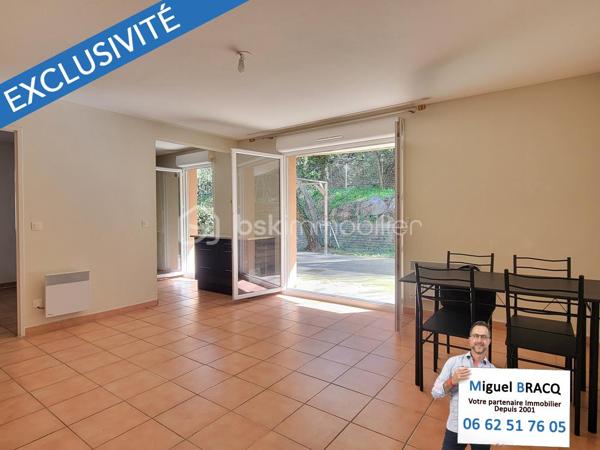 Appartement au calme, dans l’excellent quartier situé derrière la voie Domitienne de Béziers, à proximité des grandes surfaces, des commerces et des lignes de bus pour le centre-ville.

Très bel appartement de type 3 (2 chambres), comprenant 55 m² habitable dans une résidence réputée pour son calme et sa qualité de vie sur Béziers, comprenant une place de parking privée et sécurisée au sein de la résidence et un charmant jardin privatif au calme et sans vis-à-vis de 64 m² !

Fonctionnel et bien pensé, cet appartement de 55 m² propose un espace de vie bien orienté (sud - sud-ouest) de 28 m² avec cuisine équipée et petit cellier, le tout donnant directement sur le jardin et la terrasse par deux portes-fenêtres. Deux chambres sont desservies par un dégagement et possèdent une vue vers un jardin sans vis à vis, ainsi qu’un WC indépendant et une salle de bains avec baignoire et meuble vasque.

Appartement idéal pour une première acquisition ou une personne qui souhaite vivre sereinement dans une résidence arborée et bien entretenue, dans un excellent quartier de Béziers.
Miguel Bracq votre partenaire immo depuis 2001.