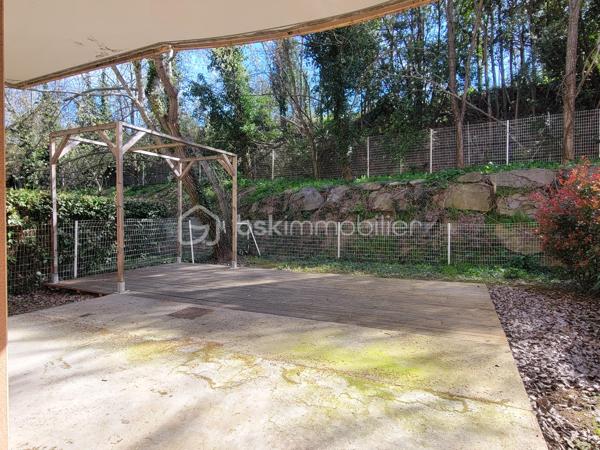 Appartement au calme, dans l’excellent quartier situé derrière la voie Domitienne de Béziers, à proximité des grandes surfaces, des commerces et des lignes de bus pour le centre-ville.

Très bel appartement de type 3 (2 chambres), comprenant 55 m² habitable dans une résidence réputée pour son calme et sa qualité de vie sur Béziers, comprenant une place de parking privée et sécurisée au sein de la résidence et un charmant jardin privatif au calme et sans vis-à-vis de 64 m² !

Fonctionnel et bien pensé, cet appartement de 55 m² propose un espace de vie bien orienté (sud - sud-ouest) de 28 m² avec cuisine équipée et petit cellier, le tout donnant directement sur le jardin et la terrasse par deux portes-fenêtres. Deux chambres sont desservies par un dégagement et possèdent une vue vers un jardin sans vis à vis, ainsi qu’un WC indépendant et une salle de bains avec baignoire et meuble vasque.

Appartement idéal pour une première acquisition ou une personne qui souhaite vivre sereinement dans une résidence arborée et bien entretenue, dans un excellent quartier de Béziers.
Miguel Bracq votre partenaire immo depuis 2001.