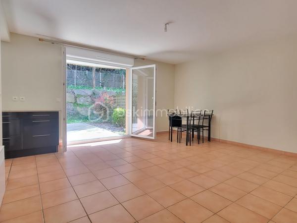 Appartement au calme, dans l’excellent quartier situé derrière la voie Domitienne de Béziers, à proximité des grandes surfaces, des commerces et des lignes de bus pour le centre-ville.

Très bel appartement de type 3 (2 chambres), comprenant 55 m² habitable dans une résidence réputée pour son calme et sa qualité de vie sur Béziers, comprenant une place de parking privée et sécurisée au sein de la résidence et un charmant jardin privatif au calme et sans vis-à-vis de 64 m² !

Fonctionnel et bien pensé, cet appartement de 55 m² propose un espace de vie bien orienté (sud - sud-ouest) de 28 m² avec cuisine équipée et petit cellier, le tout donnant directement sur le jardin et la terrasse par deux portes-fenêtres. Deux chambres sont desservies par un dégagement et possèdent une vue vers un jardin sans vis à vis, ainsi qu’un WC indépendant et une salle de bains avec baignoire et meuble vasque.

Appartement idéal pour une première acquisition ou une personne qui souhaite vivre sereinement dans une résidence arborée et bien entretenue, dans un excellent quartier de Béziers.
Miguel Bracq votre partenaire immo depuis 2001.