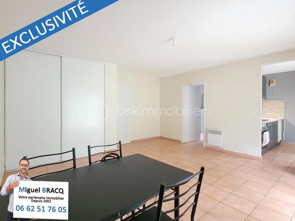 Appartement au calme, dans l’excellent quartier situé derrière la voie Domitienne de Béziers, à proximité des grandes surfaces, des commerces et des lignes de bus pour le centre-ville.

Très bel appartement de type 3 (2 chambres), comprenant 55 m² habitable dans une résidence réputée pour son calme et sa qualité de vie sur Béziers, comprenant une place de parking privée et sécurisée au sein de la résidence et un charmant jardin privatif au calme et sans vis-à-vis de 64 m² !

Fonctionnel et bien pensé, cet appartement de 55 m² propose un espace de vie bien orienté (sud - sud-ouest) de 28 m² avec cuisine équipée et petit cellier, le tout donnant directement sur le jardin et la terrasse par deux portes-fenêtres. Deux chambres sont desservies par un dégagement et possèdent une vue vers un jardin sans vis à vis, ainsi qu’un WC indépendant et une salle de bains avec baignoire et meuble vasque.

Appartement idéal pour une première acquisition ou une personne qui souhaite vivre sereinement dans une résidence arborée et bien entretenue, dans un excellent quartier de Béziers.
Miguel Bracq votre partenaire immo depuis 2001.