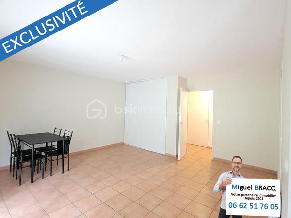 Appartement au calme, dans l’excellent quartier situé derrière la voie Domitienne de Béziers, à proximité des grandes surfaces, des commerces et des lignes de bus pour le centre-ville.

Très bel appartement de type 3 (2 chambres), comprenant 55 m² habitable dans une résidence réputée pour son calme et sa qualité de vie sur Béziers, comprenant une place de parking privée et sécurisée au sein de la résidence et un charmant jardin privatif au calme et sans vis-à-vis de 64 m² !

Fonctionnel et bien pensé, cet appartement de 55 m² propose un espace de vie bien orienté (sud - sud-ouest) de 28 m² avec cuisine équipée et petit cellier, le tout donnant directement sur le jardin et la terrasse par deux portes-fenêtres. Deux chambres sont desservies par un dégagement et possèdent une vue vers un jardin sans vis à vis, ainsi qu’un WC indépendant et une salle de bains avec baignoire et meuble vasque.

Appartement idéal pour une première acquisition ou une personne qui souhaite vivre sereinement dans une résidence arborée et bien entretenue, dans un excellent quartier de Béziers.
Miguel Bracq votre partenaire immo depuis 2001.