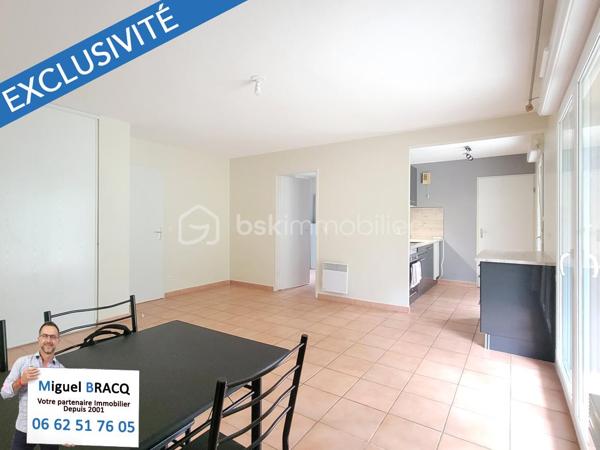 Appartement au calme, dans l’excellent quartier situé derrière la voie Domitienne de Béziers, à proximité des grandes surfaces, des commerces et des lignes de bus pour le centre-ville.

Très bel appartement de type 3 (2 chambres), comprenant 55 m² habitable dans une résidence réputée pour son calme et sa qualité de vie sur Béziers, comprenant une place de parking privée et sécurisée au sein de la résidence et un charmant jardin privatif au calme et sans vis-à-vis de 64 m² !

Fonctionnel et bien pensé, cet appartement de 55 m² propose un espace de vie bien orienté (sud - sud-ouest) de 28 m² avec cuisine équipée et petit cellier, le tout donnant directement sur le jardin et la terrasse par deux portes-fenêtres. Deux chambres sont desservies par un dégagement et possèdent une vue vers un jardin sans vis à vis, ainsi qu’un WC indépendant et une salle de bains avec baignoire et meuble vasque.

Appartement idéal pour une première acquisition ou une personne qui souhaite vivre sereinement dans une résidence arborée et bien entretenue, dans un excellent quartier de Béziers.
Miguel Bracq votre partenaire immo depuis 2001.