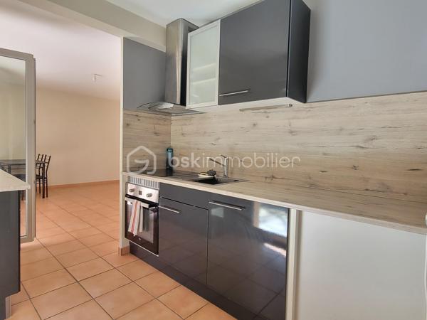 Appartement au calme, dans l’excellent quartier situé derrière la voie Domitienne de Béziers, à proximité des grandes surfaces, des commerces et des lignes de bus pour le centre-ville.

Très bel appartement de type 3 (2 chambres), comprenant 55 m² habitable dans une résidence réputée pour son calme et sa qualité de vie sur Béziers, comprenant une place de parking privée et sécurisée au sein de la résidence et un charmant jardin privatif au calme et sans vis-à-vis de 64 m² !

Fonctionnel et bien pensé, cet appartement de 55 m² propose un espace de vie bien orienté (sud - sud-ouest) de 28 m² avec cuisine équipée et petit cellier, le tout donnant directement sur le jardin et la terrasse par deux portes-fenêtres. Deux chambres sont desservies par un dégagement et possèdent une vue vers un jardin sans vis à vis, ainsi qu’un WC indépendant et une salle de bains avec baignoire et meuble vasque.

Appartement idéal pour une première acquisition ou une personne qui souhaite vivre sereinement dans une résidence arborée et bien entretenue, dans un excellent quartier de Béziers.
Miguel Bracq votre partenaire immo depuis 2001.
