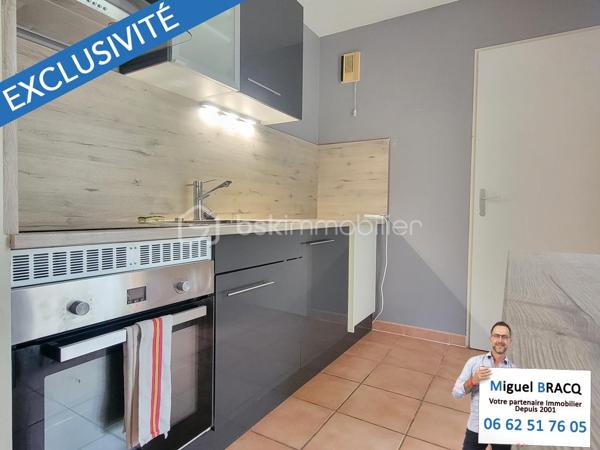 Appartement au calme, dans l’excellent quartier situé derrière la voie Domitienne de Béziers, à proximité des grandes surfaces, des commerces et des lignes de bus pour le centre-ville.

Très bel appartement de type 3 (2 chambres), comprenant 55 m² habitable dans une résidence réputée pour son calme et sa qualité de vie sur Béziers, comprenant une place de parking privée et sécurisée au sein de la résidence et un charmant jardin privatif au calme et sans vis-à-vis de 64 m² !

Fonctionnel et bien pensé, cet appartement de 55 m² propose un espace de vie bien orienté (sud - sud-ouest) de 28 m² avec cuisine équipée et petit cellier, le tout donnant directement sur le jardin et la terrasse par deux portes-fenêtres. Deux chambres sont desservies par un dégagement et possèdent une vue vers un jardin sans vis à vis, ainsi qu’un WC indépendant et une salle de bains avec baignoire et meuble vasque.

Appartement idéal pour une première acquisition ou une personne qui souhaite vivre sereinement dans une résidence arborée et bien entretenue, dans un excellent quartier de Béziers.
Miguel Bracq votre partenaire immo depuis 2001.