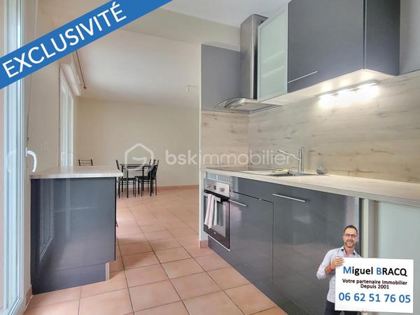 Appartement au calme, dans l’excellent quartier situé derrière la voie Domitienne de Béziers, à proximité des grandes surfaces, des commerces et des lignes de bus pour le centre-ville.

Très bel appartement de type 3 (2 chambres), comprenant 55 m² habitable dans une résidence réputée pour son calme et sa qualité de vie sur Béziers, comprenant une place de parking privée et sécurisée au sein de la résidence et un charmant jardin privatif au calme et sans vis-à-vis de 64 m² !

Fonctionnel et bien pensé, cet appartement de 55 m² propose un espace de vie bien orienté (sud - sud-ouest) de 28 m² avec cuisine équipée et petit cellier, le tout donnant directement sur le jardin et la terrasse par deux portes-fenêtres. Deux chambres sont desservies par un dégagement et possèdent une vue vers un jardin sans vis à vis, ainsi qu’un WC indépendant et une salle de bains avec baignoire et meuble vasque.

Appartement idéal pour une première acquisition ou une personne qui souhaite vivre sereinement dans une résidence arborée et bien entretenue, dans un excellent quartier de Béziers.
Miguel Bracq votre partenaire immo depuis 2001.