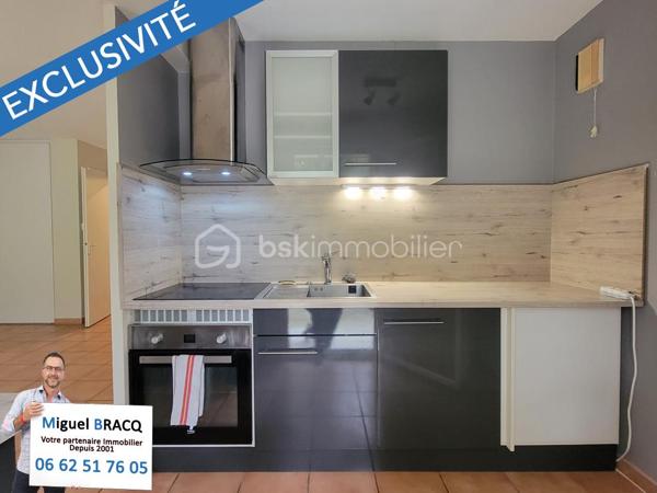 Appartement au calme, dans l’excellent quartier situé derrière la voie Domitienne de Béziers, à proximité des grandes surfaces, des commerces et des lignes de bus pour le centre-ville.

Très bel appartement de type 3 (2 chambres), comprenant 55 m² habitable dans une résidence réputée pour son calme et sa qualité de vie sur Béziers, comprenant une place de parking privée et sécurisée au sein de la résidence et un charmant jardin privatif au calme et sans vis-à-vis de 64 m² !

Fonctionnel et bien pensé, cet appartement de 55 m² propose un espace de vie bien orienté (sud - sud-ouest) de 28 m² avec cuisine équipée et petit cellier, le tout donnant directement sur le jardin et la terrasse par deux portes-fenêtres. Deux chambres sont desservies par un dégagement et possèdent une vue vers un jardin sans vis à vis, ainsi qu’un WC indépendant et une salle de bains avec baignoire et meuble vasque.

Appartement idéal pour une première acquisition ou une personne qui souhaite vivre sereinement dans une résidence arborée et bien entretenue, dans un excellent quartier de Béziers.
Miguel Bracq votre partenaire immo depuis 2001.