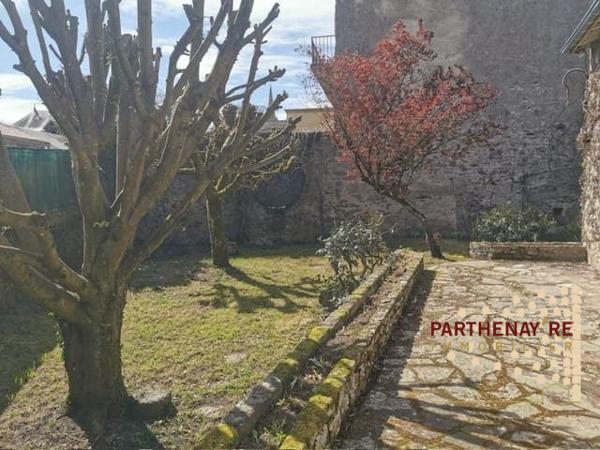 Grande maison dans centre ville de PARTHENAY