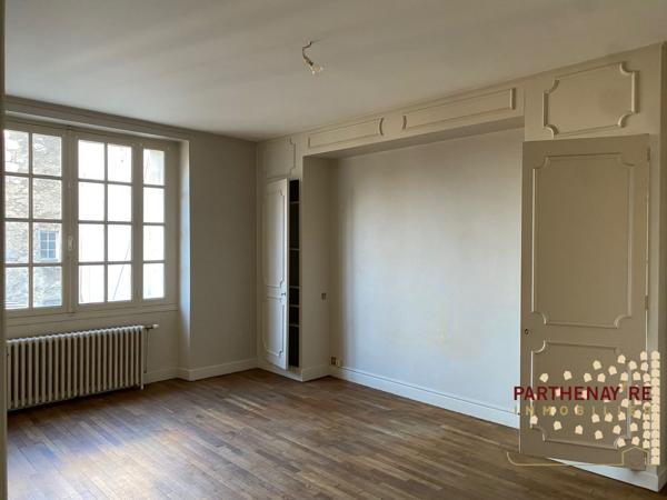 Grande maison dans centre ville de PARTHENAY