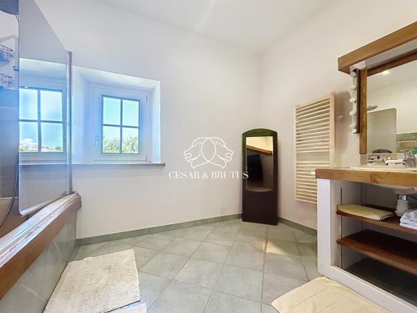À VENDRE – Maison de Caractère Rénovée – Piscine & Dépendances