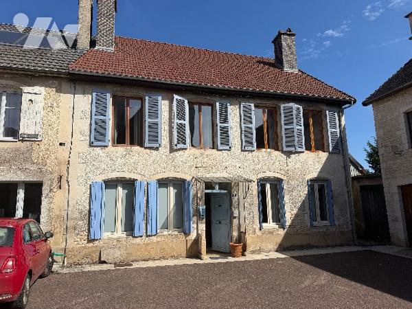 LES RICEYS - Belle maison en pierre d'environ 160m² sur terrain clos et arboré.