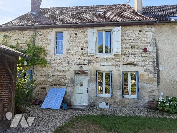 LES RICEYS - Belle maison en pierre d'environ 160m² sur terrain clos et arboré.
