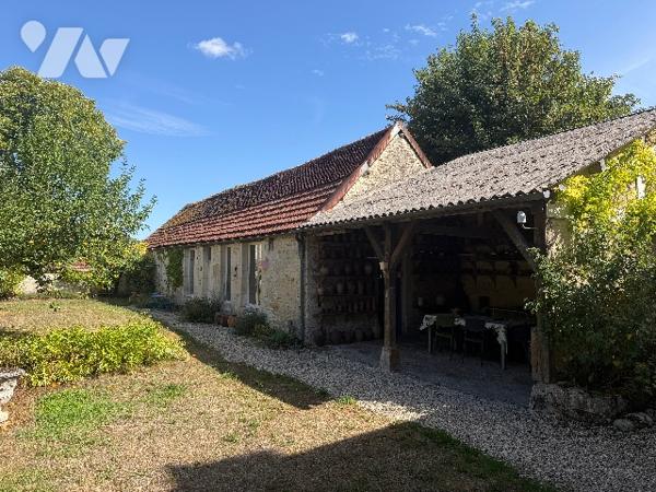 LES RICEYS - Belle maison en pierre d'environ 160m² sur terrain clos et arboré.