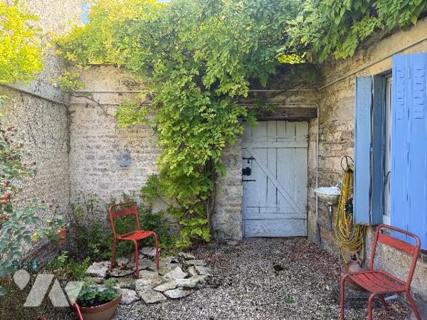 LES RICEYS - Belle maison en pierre d'environ 160m² sur terrain clos et arboré.