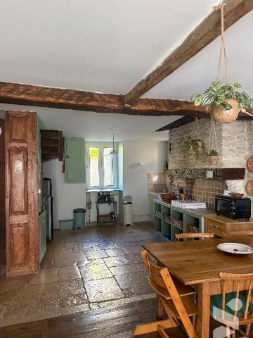 LES RICEYS - Belle maison en pierre d'environ 160m² sur terrain clos et arboré.