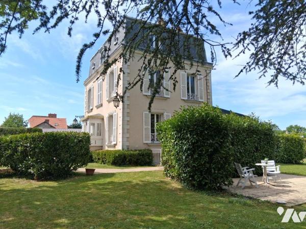 MAISON DE MAITRE XIXème - piscine couverte et dépendance sur terrain arboré 
