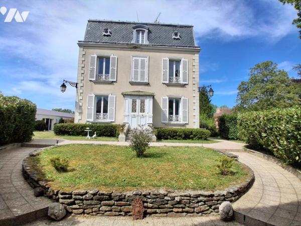 MAISON DE MAITRE XIXème - piscine couverte et dépendance sur terrain arboré 