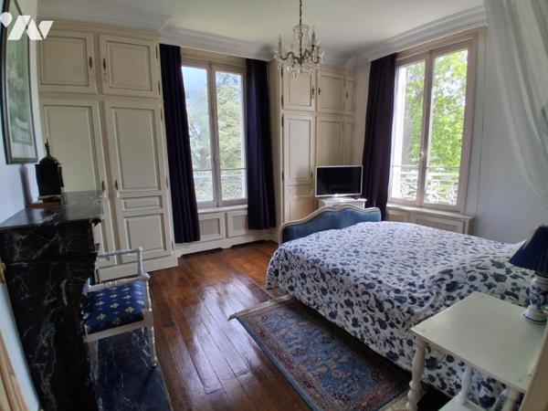 MAISON DE MAITRE XIXème - piscine couverte et dépendance sur terrain arboré 