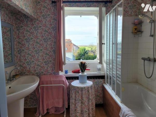 MAISON DE MAITRE XIXème - piscine couverte et dépendance sur terrain arboré 