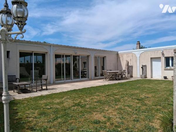 MAISON DE MAITRE XIXème - piscine couverte et dépendance sur terrain arboré 