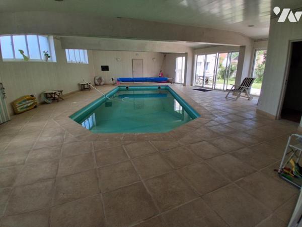 MAISON DE MAITRE XIXème - piscine couverte et dépendance sur terrain arboré 