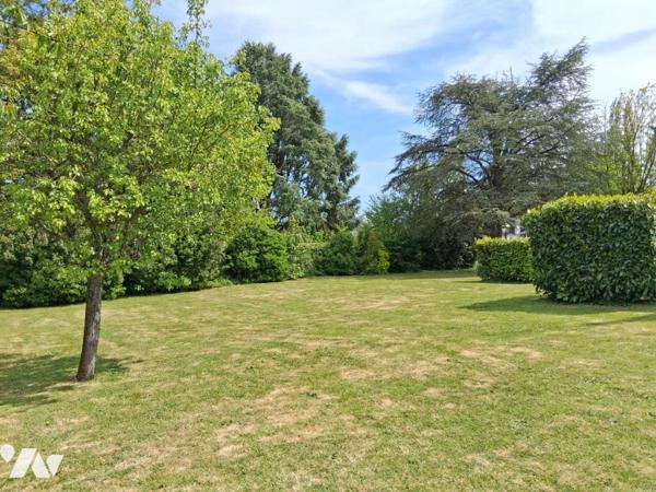 MAISON DE MAITRE XIXème - piscine couverte et dépendance sur terrain arboré 
