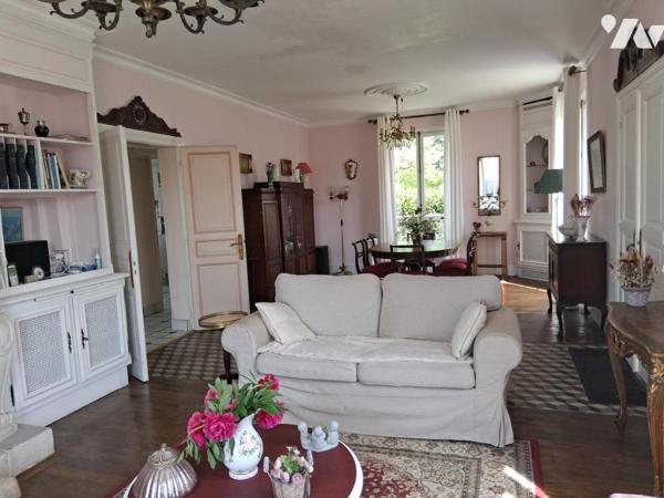 MAISON DE MAITRE XIXème - piscine couverte et dépendance sur terrain arboré 
