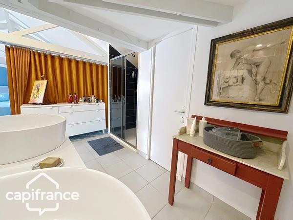 THOUARS (79) – Rare, Maison d’artiste, esprit urbain, cœur de ville.