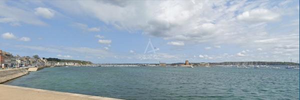 Batiment industriel pieds dans l'eau