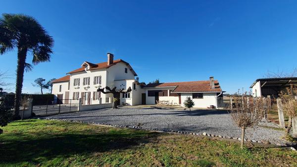 Entre ARZACQ et SAMADET, Ancien Corps de ferme avec dépendances Entre ARZACQ et SAMADET, Ancien Corps de ferme avec dépendances