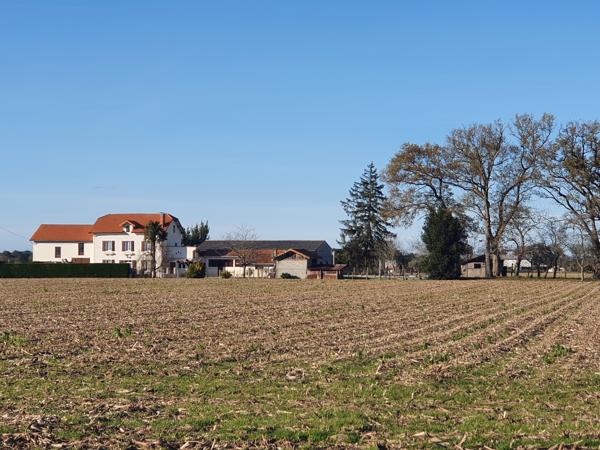 Entre ARZACQ et SAMADET, Ancien Corps de ferme avec dépendances Entre ARZACQ et SAMADET, Ancien Corps de ferme avec dépendances
