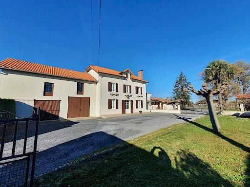 Entre ARZACQ et SAMADET, Ancien Corps de ferme avec dépendances Entre ARZACQ et SAMADET, Ancien Corps de ferme avec dépendances