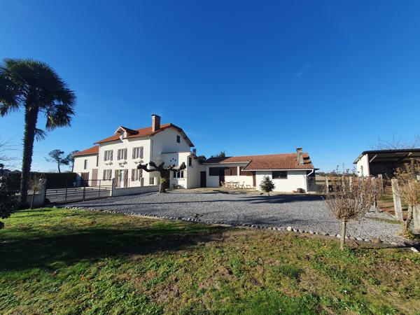 Entre ARZACQ et SAMADET, Ancien Corps de ferme avec dépendances Entre ARZACQ et SAMADET, Ancien Corps de ferme avec dépendances