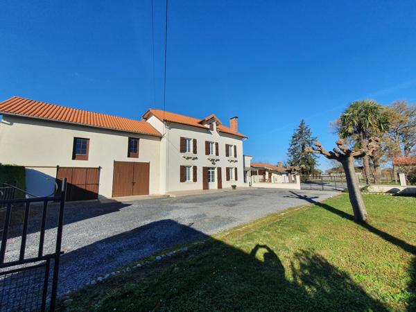 Entre ARZACQ et SAMADET, Ancien Corps de ferme avec dépendances Entre ARZACQ et SAMADET, Ancien Corps de ferme avec dépendances